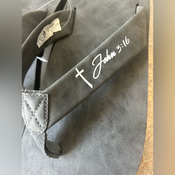 Walk in His Footsteps NWT Unisex John 3:16 Charcoal Grey Flip Flops M/L - Picture 4 of 7